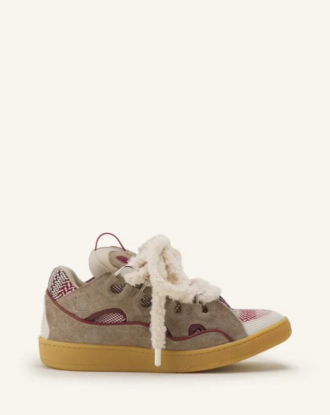 Baskets en daim avec lacets en maille