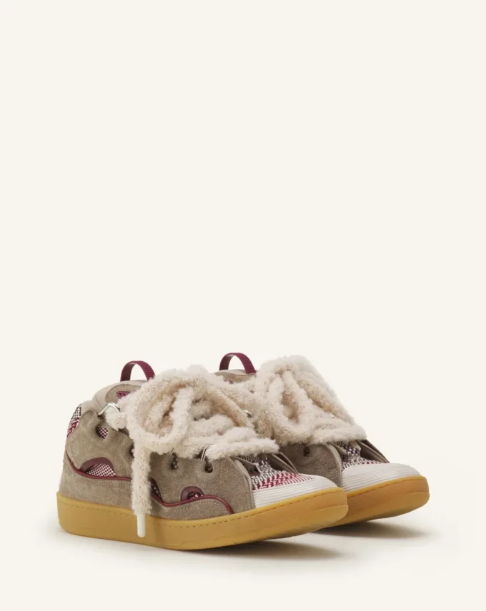 Baskets en daim avec lacets en maille