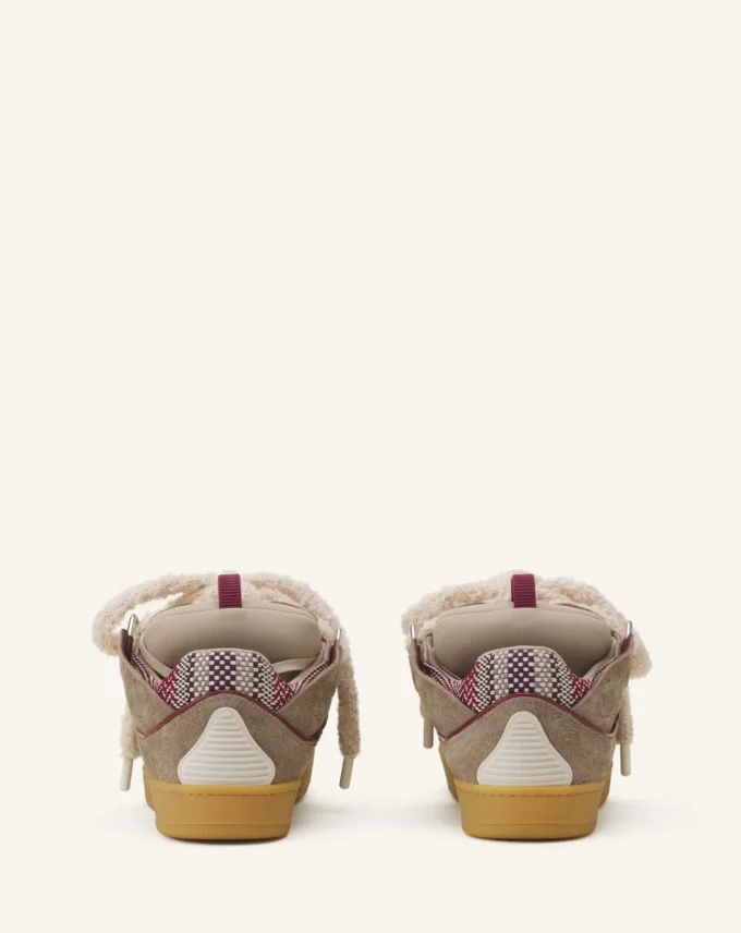 Baskets en daim avec lacets en maille