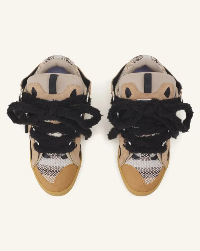 Baskets en daim avec lacets en maille