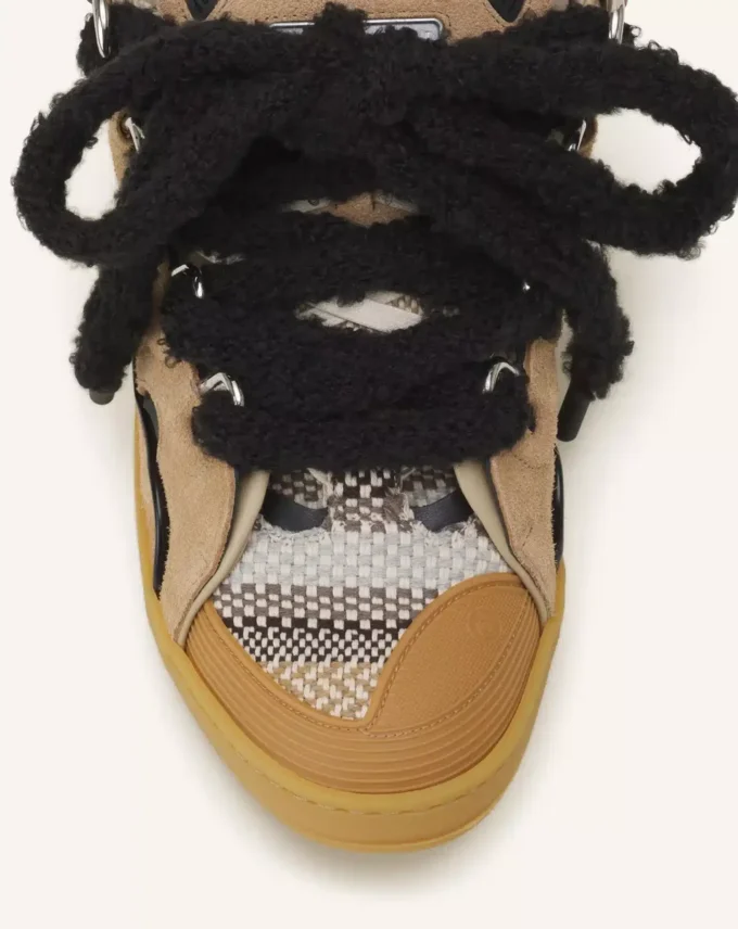Baskets en daim avec lacets en maille