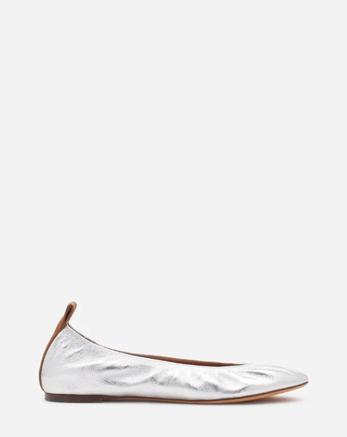 Les ballerines plates en cuir métallisé