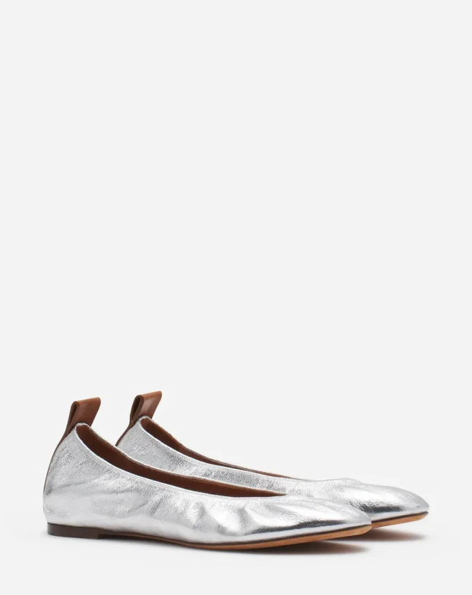 Les ballerines plates en cuir métallisé