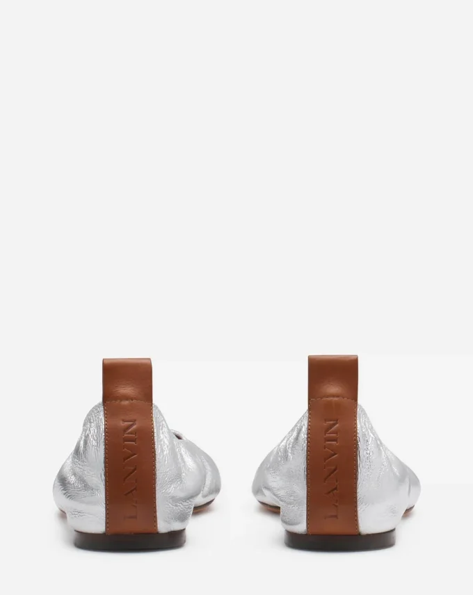 Les ballerines plates en cuir métallisé