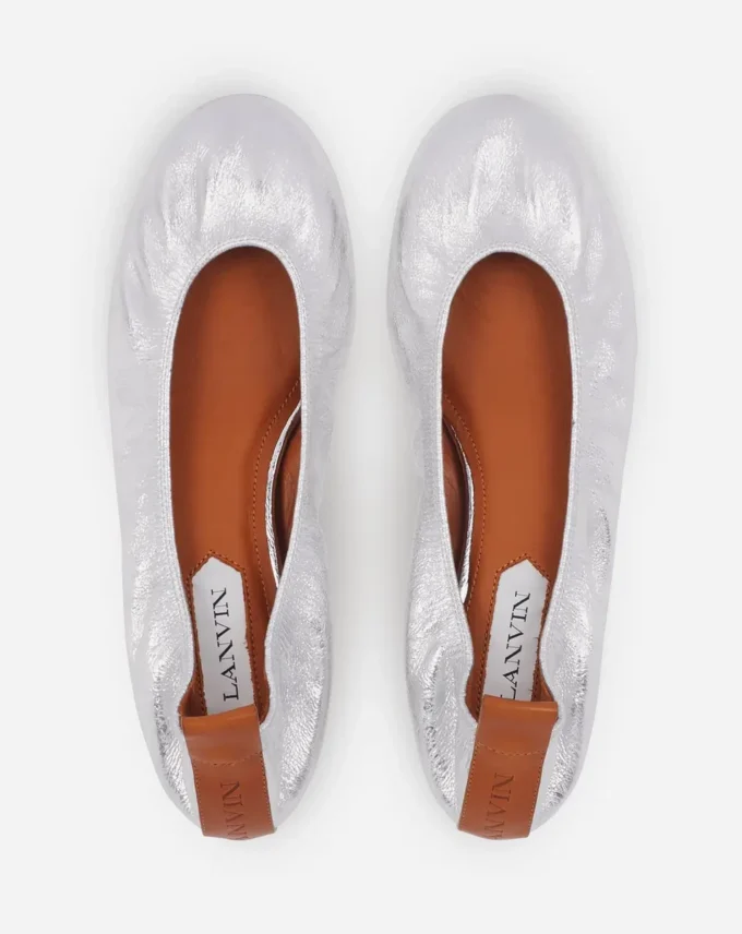 Les ballerines plates en cuir métallisé