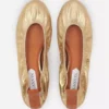 Les ballerines plates en cuir métallisé