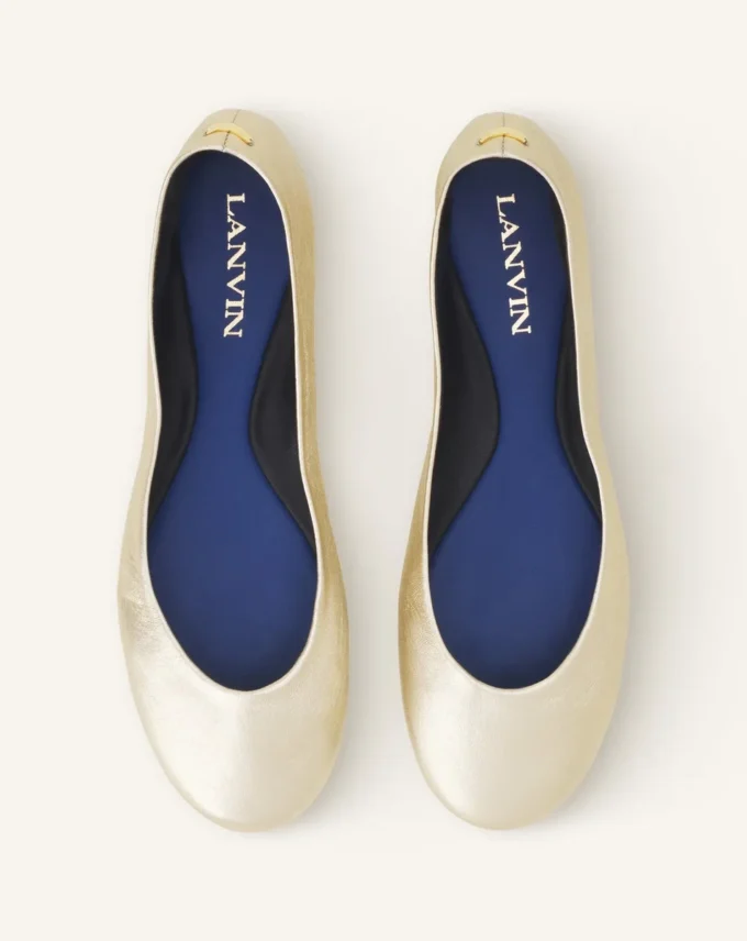 Les ballerines plates en cuir métallisé