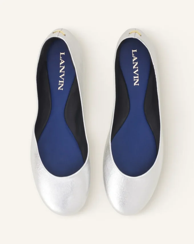 Les ballerines plates en cuir métallisé