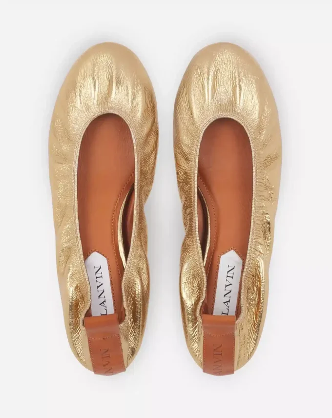 Les ballerines plates en cuir métallisé