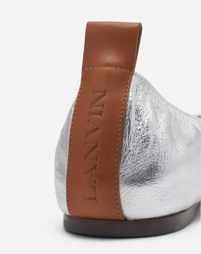 Les ballerines plates en cuir métallisé