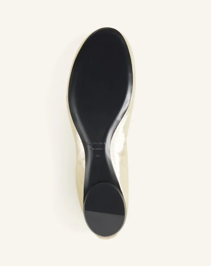 Les ballerines plates en cuir métallisé