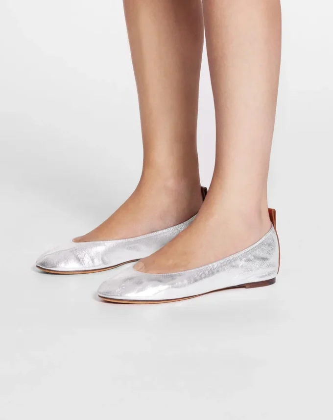 Les ballerines plates en cuir métallisé