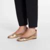 Les ballerines plates en cuir métallisé