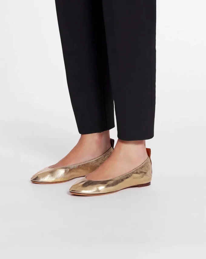 Les ballerines plates en cuir métallisé