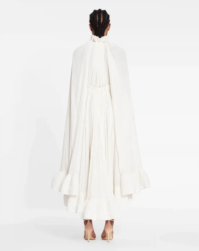 Robe longue à volants en charmeuse