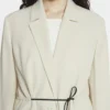 Veste ceinturée en laine mélangée